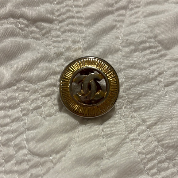 Vintage Chanel single clip on earring - Picture 1 of 1